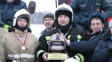 Главную награду - переходящий приз "Золотая каска" - завоевал караул пожарных-спасателей из Айкино.