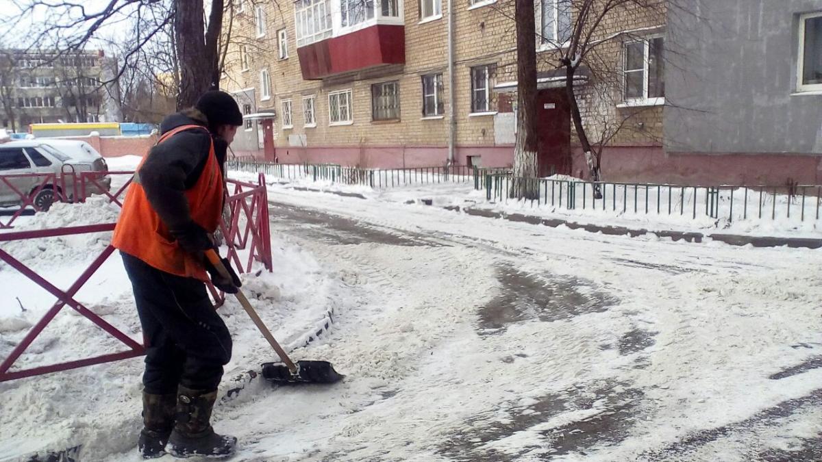 УК и ТСЖ должны расчищать дворы от снега по мере необходимости